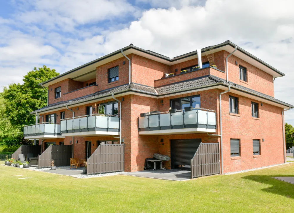 Ein Haus mit mehreren Wohnparteien von außen.