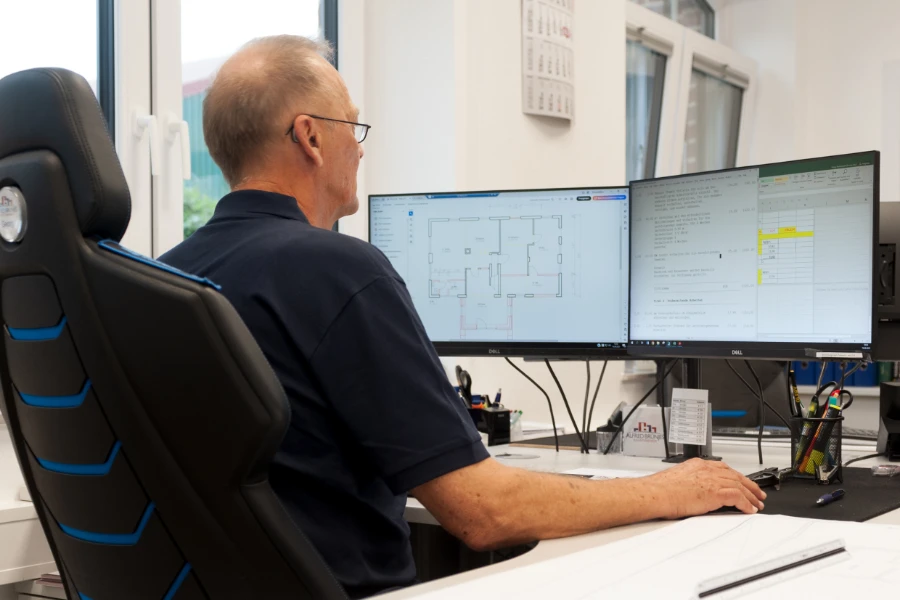 Ein Mitarbeiter sitzt am Computer und arbeitet