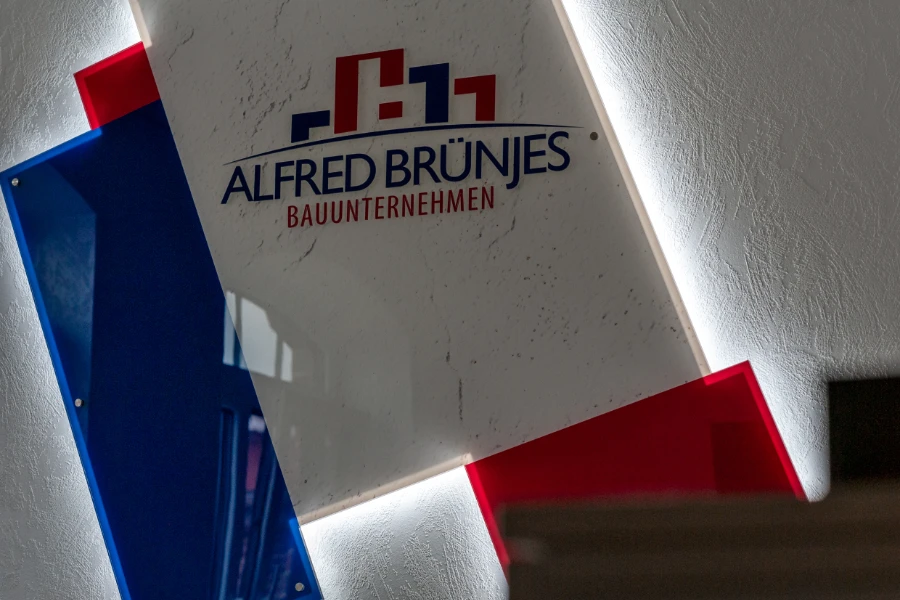 Das Logo von Alfred Brünjes Bauunternehmen mit Hintergrundbeleuchtung.