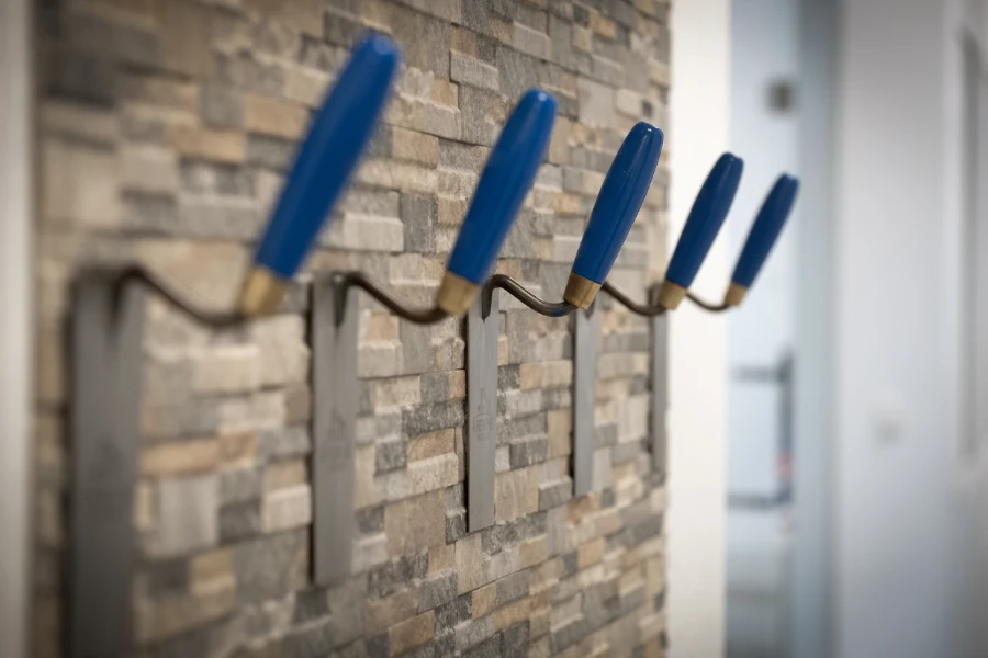 Eine Wand mit Jackenhalterungen aus Spachteln.