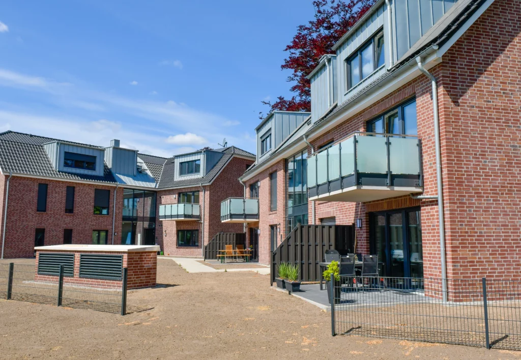 Der unfertige Garten eines Mehrfamilienhauses. Es ist noch kein Gras gepflanzt.