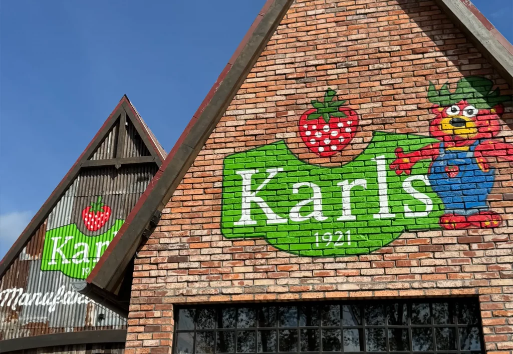 Die Front des Hauptgebäudes von Karls Erlebnisdorf.