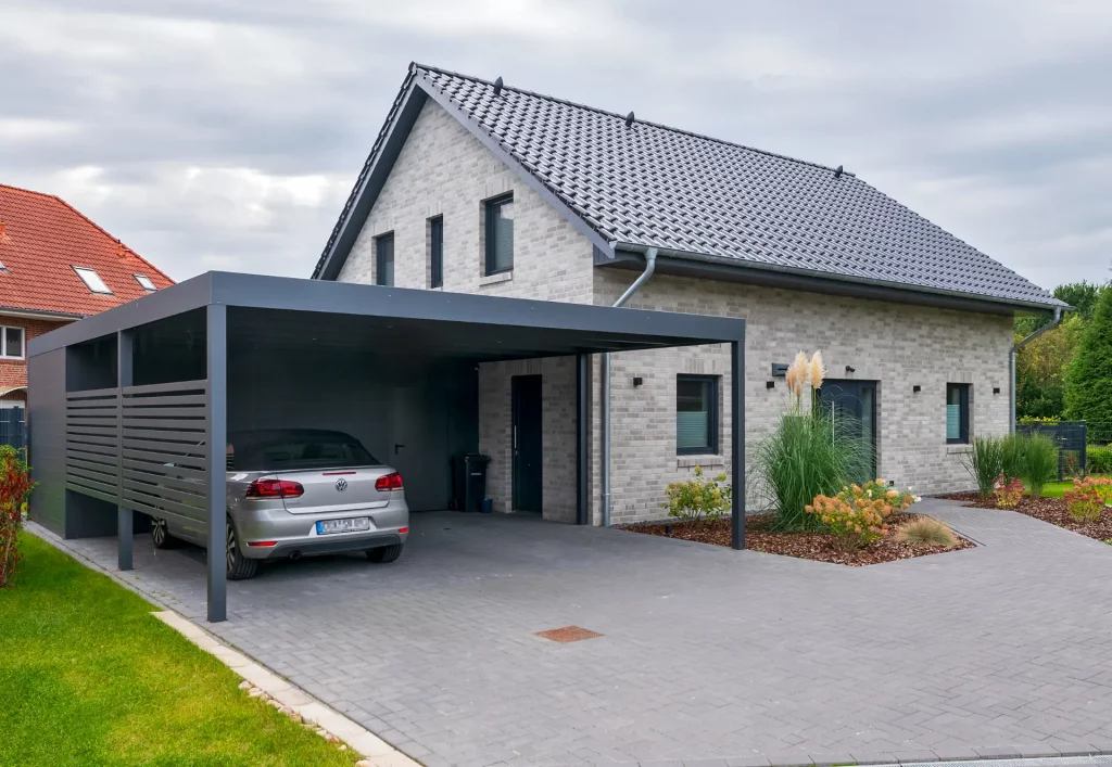 Ein Einfamilienhaus mit Doppelcarport