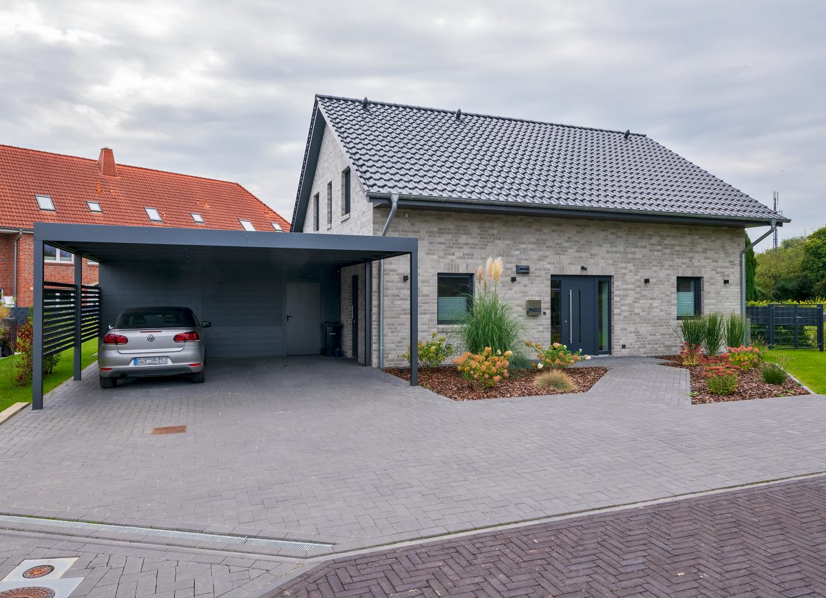 Ein Einfamilienhaus mit Doppelcarport