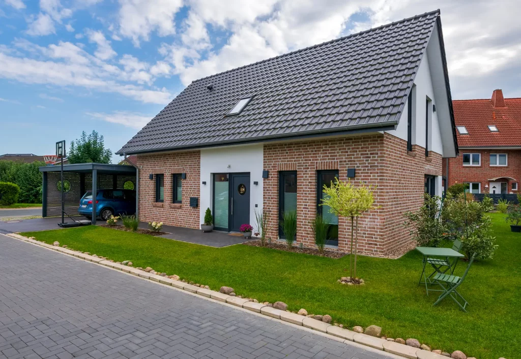 Ein Einfamilienhaus mit Doppelcarport