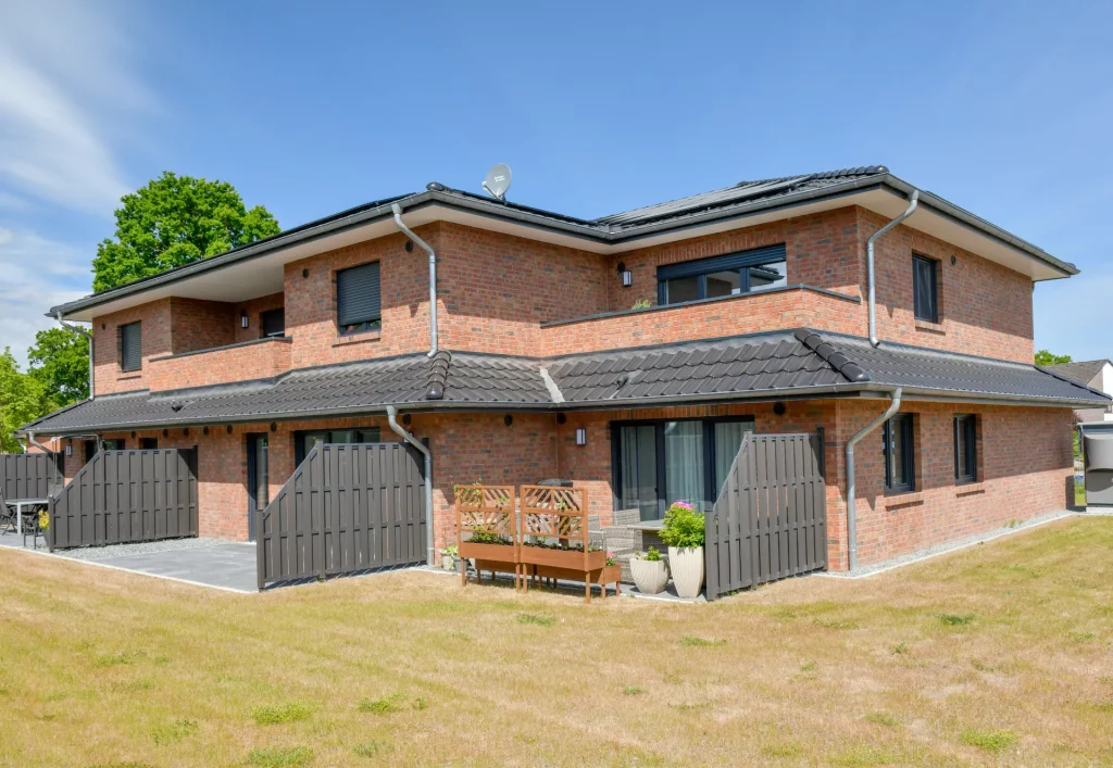 Ein Haus mit mehreren Parteien von außen