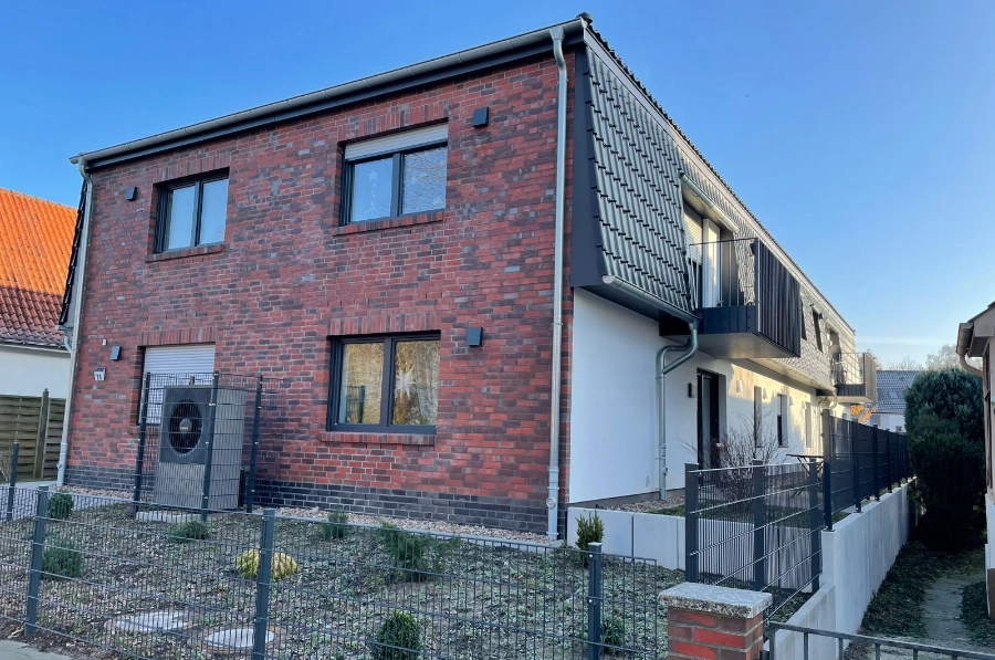 Ein Kernsaniertes Haus mit vorgarten.