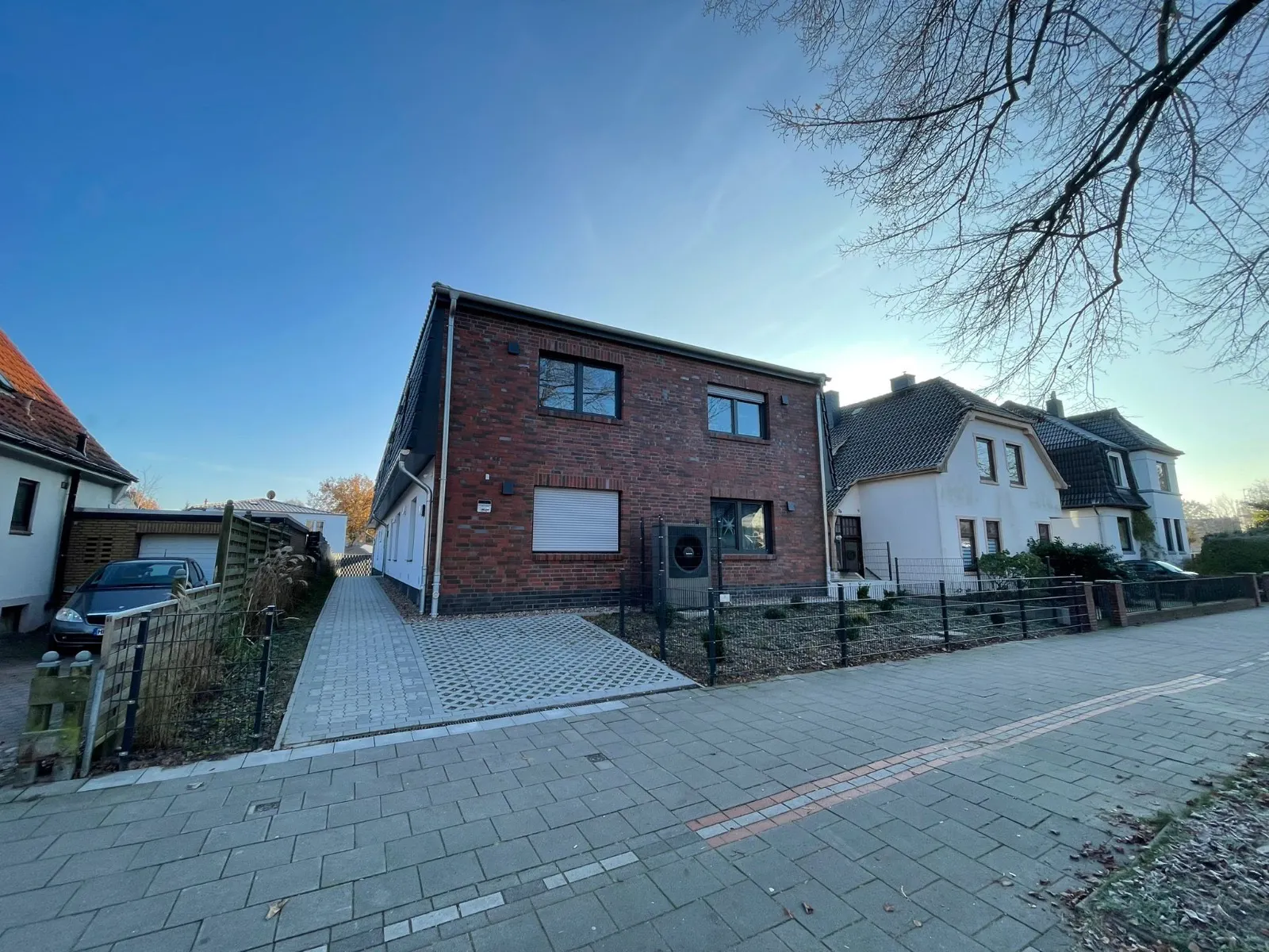 Ein Kernsaniertes Haus mit vorgarten.