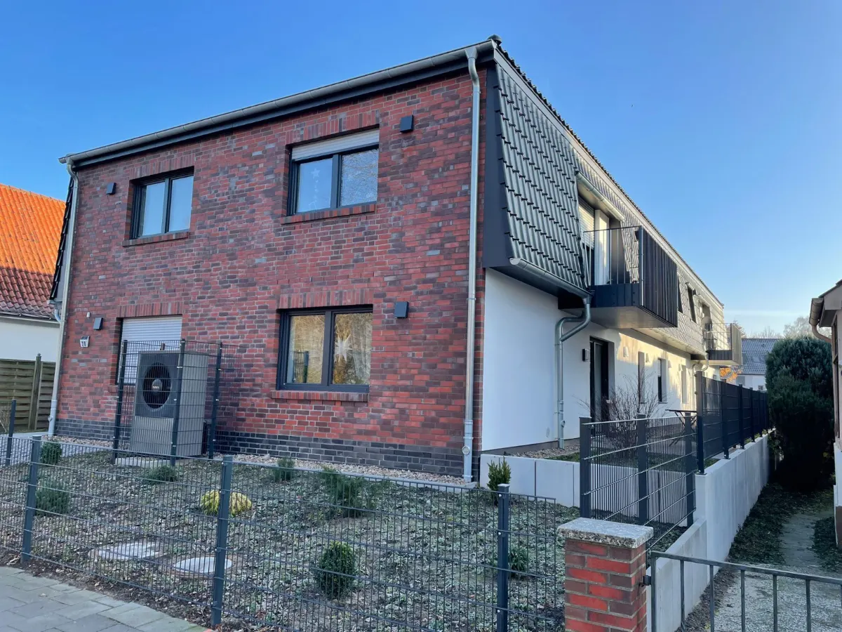 Ein Kernsaniertes Haus mit vorgarten.