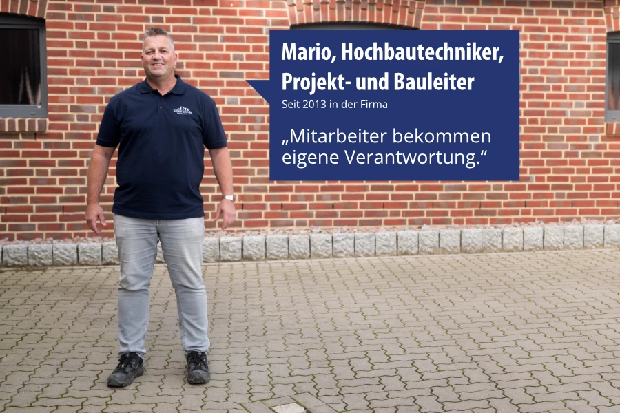 Mitarbeiter Stimme von Mario, Hochbautechniker, Projekt- und Bauleiter. Er ist seit 2013 in der Firma. Auf dem Bild steht ein Zitat von ihm: Mitarbeiter bekommen eigene Verantwortung.