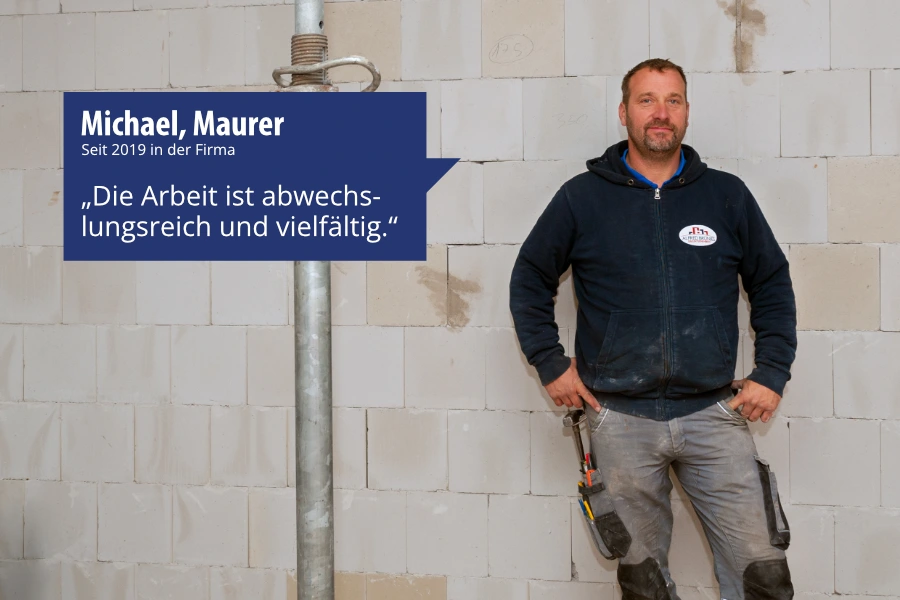 Mitarbeiter Stimme von Michael, Maurer. Er ist seit 2019 in der Firma. Auf dem Bild steht ein Zitat von ihm: Die Arbeit ist abwechslungsreich und vielfältig