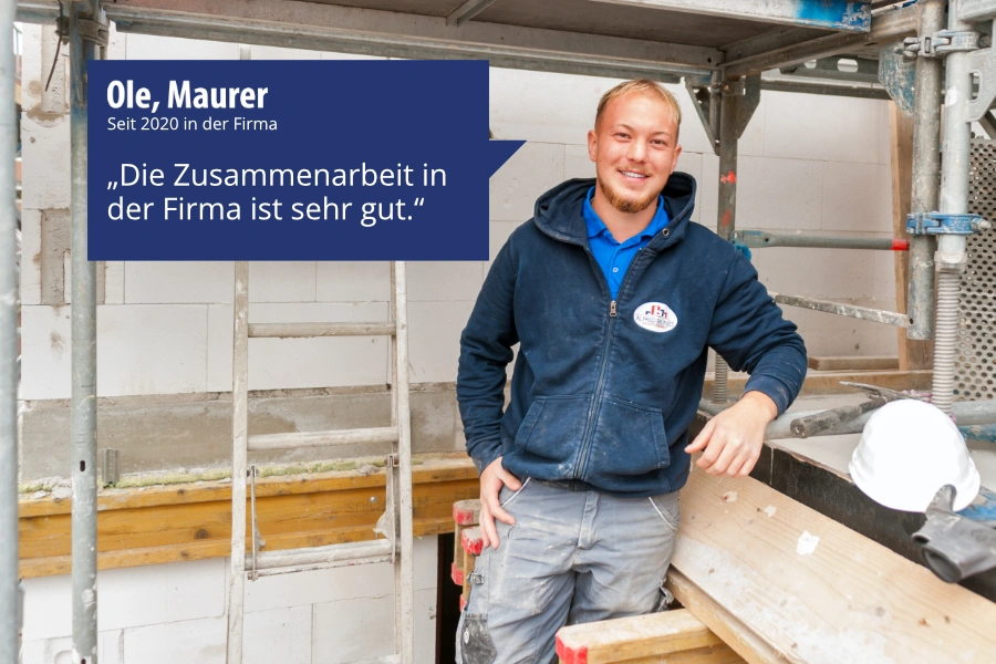 Mitarbeiter Stimme von Ole, Maurer. Er ist seit 2020 in der Firma. Auf dem Bild steht ein Zitat von ihm: Die Zusammenarbeit in der Firma ist sehr gut.