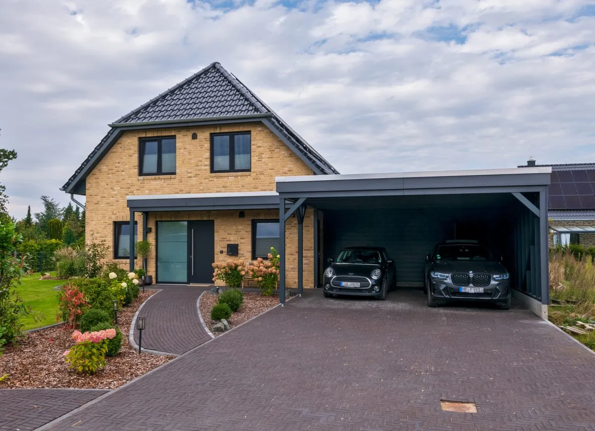 Ein Haus mit einem Parkplatz