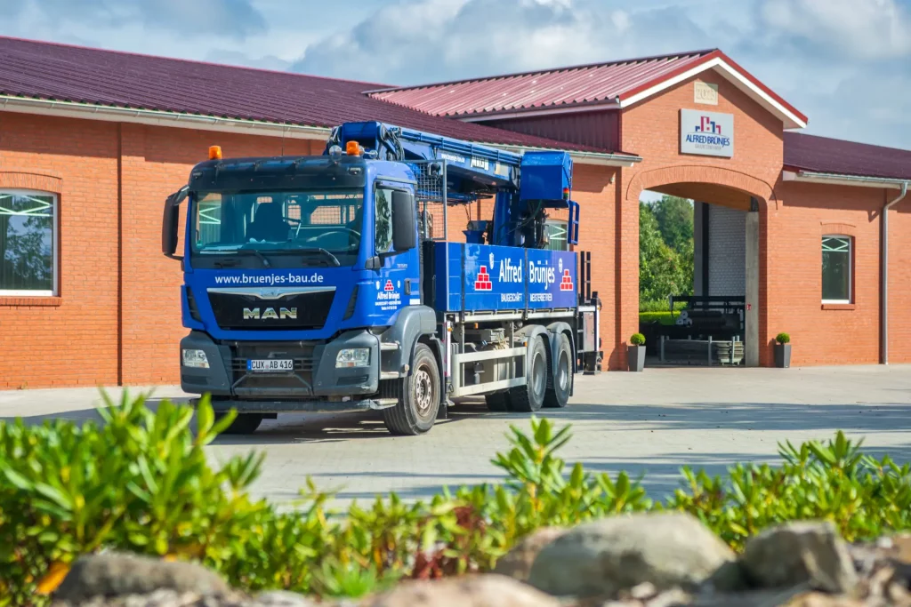 Ein größer Kranwagen mit der Aufschrift "Alfred Brünjes"