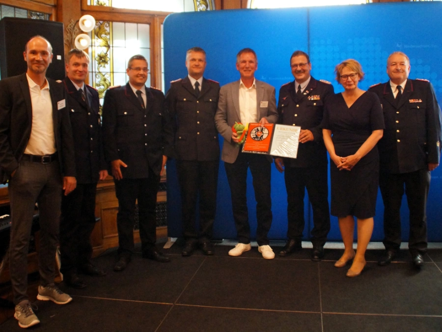 Aflred Brünjes wird als Partner der Feuerwehr eine Auszeichnung verliehen.