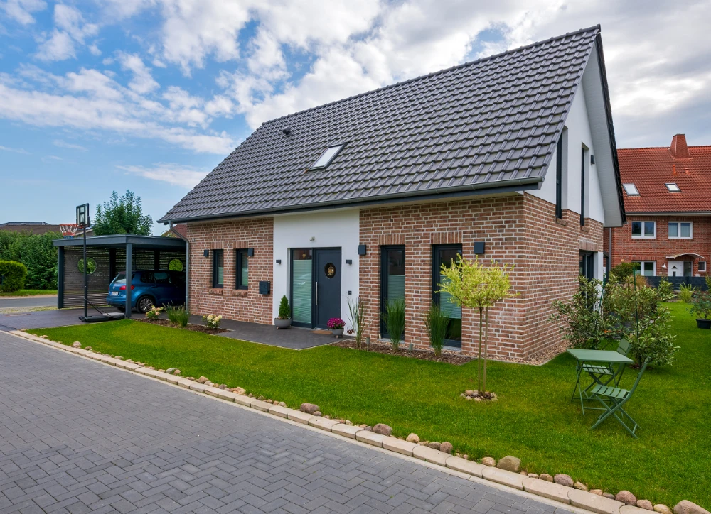 Ein Einfamilienhaus mit Parkplatz und Basketballkorb