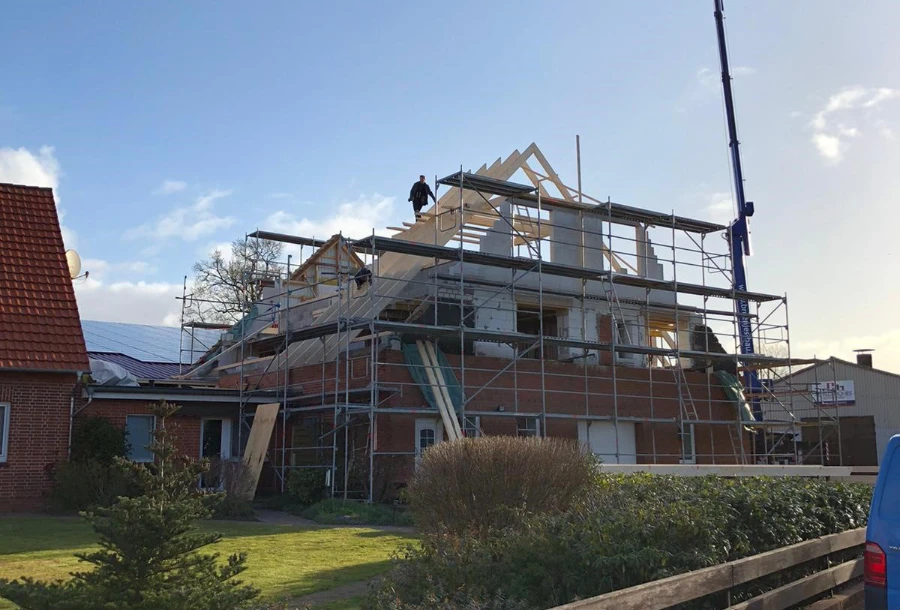 Ein Haus mit dem Rohbau von einem Dach