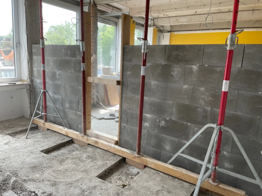 Der Rohbau einer Innen-Mauer in einem Haus.